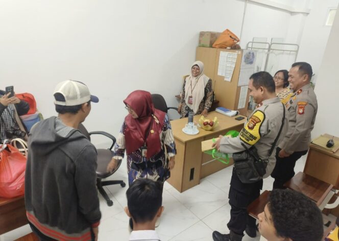 
					Polsek Metro Menteng Serahkan Laptop Untuk Siswa Korban Kehilangan, Bentuk Empati dan Penguatan Layanan Publik