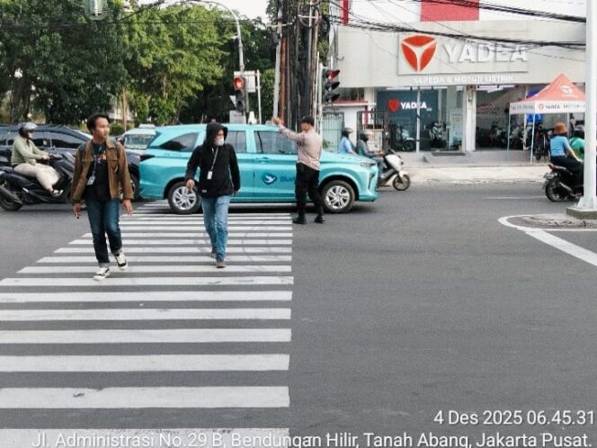 
					Polri Bantu Gatur Lalu Lintas Pagi di Penjernihan Raya