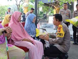 Jumat Peduli Bersama Masyarakat, Polres Metro Jakarta Pusat Salurkan Bantuan Beras kepada 100 Warga