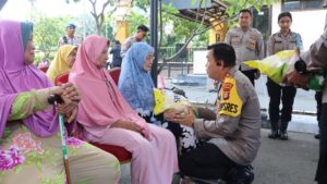Jumat Peduli Bersama Masyarakat, Polres Metro Jakarta Pusat Salurkan Bantuan Beras kepada 100 Warga