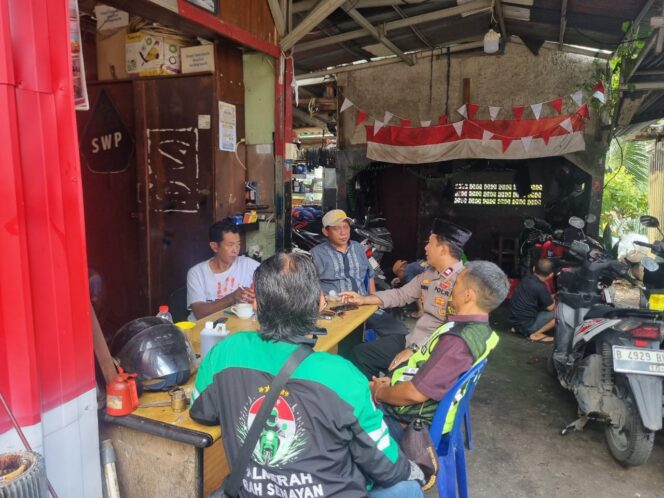 
					Bhabinkamtibmas Karet Tengsin Patroli Dialogis Sambangi Ketua RW 06 dan Warga Untuk Menjaga Wilayah Kondusif