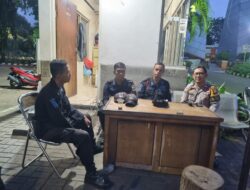 Bhabinkamtibmas Karet Tengsin Patroli Dialogis Malam Hari Sampaikan Imbauan Kepada Petugas Keamanan TPU Karet Buvak