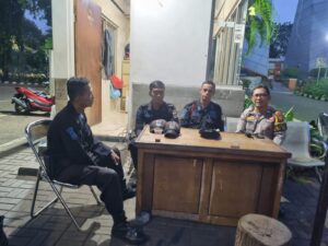Bhabinkamtibmas Karet Tengsin Patroli Dialogis Malam Hari Sampaikan Imbauan Kepada Petugas Keamanan TPU Karet Buvak