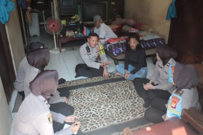 
					Tindak Lanjut Laporan KDRT, Polwan Jaga Jakarta Lakukan Sambang dan Pendampingan