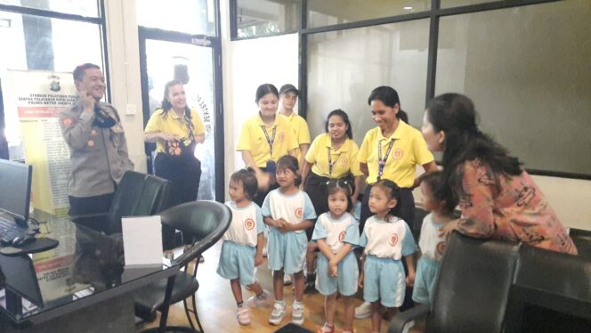 
					Mengenal Polisi Sejak Dini, TK Unggul Satu Bangsa Kunjungi Polsek Senen