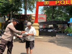 Jumat Berkah di Menteng: Polisi dan Unsur Masyarakat Bagikan 50 Nasi Siap Saji Untuk Warga dan Ojol