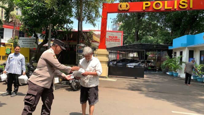 
					Jumat Berkah di Menteng: Polisi dan Unsur Masyarakat Bagikan 50 Nasi Siap Saji Untuk Warga dan Ojol