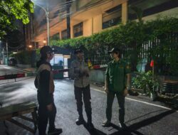 Bhabinkamtibmas Petojo Selatan Gelar Patroli Siskamling, Perkuat Komunikasi dan Keamanan Warga
