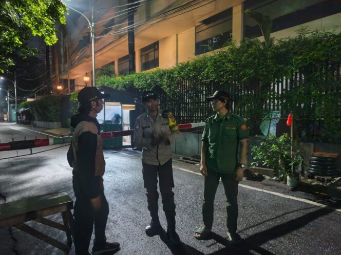 
					Bhabinkamtibmas Petojo Selatan Gelar Patroli Siskamling, Perkuat Komunikasi dan Keamanan Warga