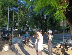 Personil Polsek Metro Gambir Sigap Mengatur Lalu Lintas di TL Caringin