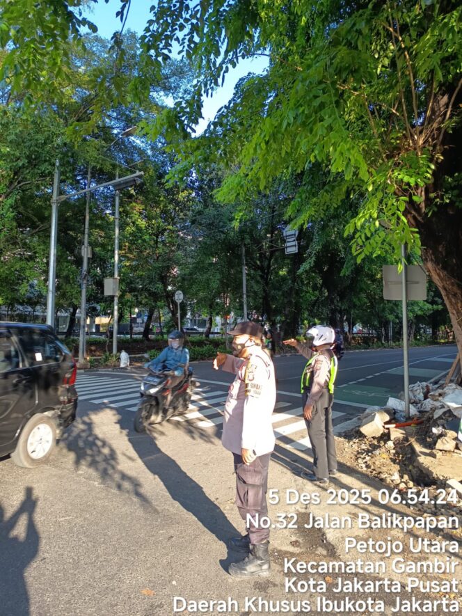 
					Personil Polsek Metro Gambir Sigap Mengatur Lalu Lintas di TL Caringin