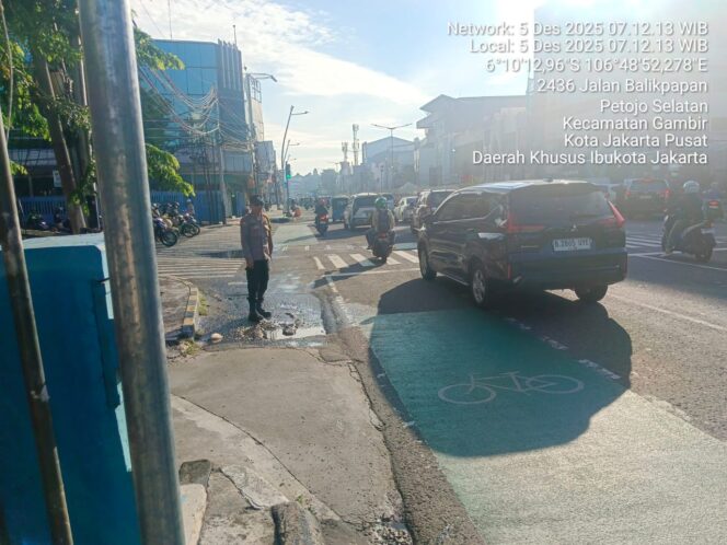 
					Pastikan Kelancaran Arus Lalu Lintas Pagi Hari, Personil Polsek Gambir Giatkan Pengaturan Lalin di TL Kesehatan