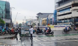 Pengaturan Lalu Lintas Sore di TL Kesehatan Tetap Lancar Meski Diguyur Hujan