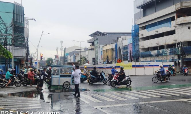 
					Pengaturan Lalu Lintas Sore di TL Kesehatan Tetap Lancar Meski Diguyur Hujan