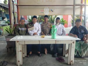 Sambang Tokoh Masyarakat dan Sholat Jumat, Bhabinkamtibmas Galur Perkuat Silaturahmi dan Kamtibmas di Wilayah RW 02