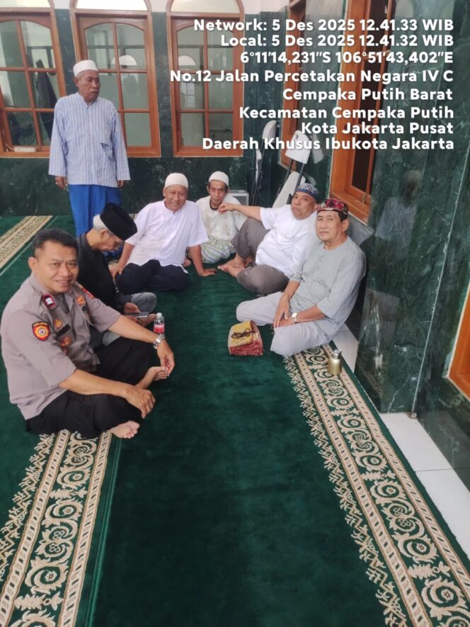 
					Sholat Jumat Berjamaah di Masjid Izzul Islam, Kapolsubsektor Kayu Awet Perkuat Silaturahmi dan Keamanan Wilayah
