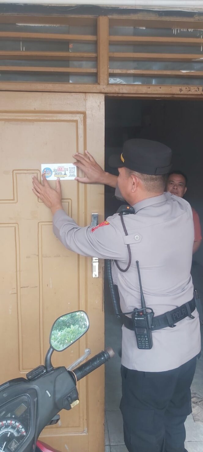 
					Upaya Preventif Kepolisian: Unit Samapta Polsek Johar Baru Sosialisasikan Stiker Barcode di Gereja Pommadi