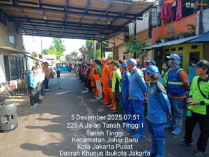 Gerbek Lumpur dan Gotong Royong RW 06, Bhabinkamtibmas Tanah Tinggi Bersinergi dengan Warga dan Tiga Pilar