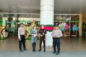 Polsek Cempaka Putih Tingkatkan Patroli Jalan Kaki di Area Keramaian Jelang Nataru 2025–2026