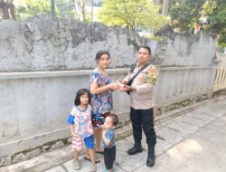 Jumat Berkah Polisi di Gunung Sahari Utara, Bagi Nasi untuk Warga