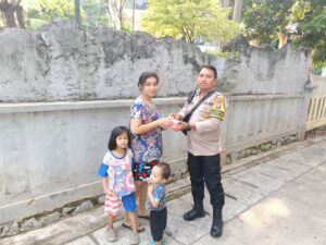 Jumat Berkah Polisi di Gunung Sahari Utara, Bagi Nasi untuk Warga