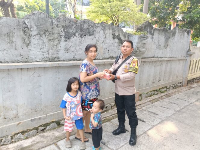 
					Jumat Berkah Polisi di Gunung Sahari Utara, Bagi Nasi untuk Warga