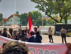 Aksi Unjuk Rasa Putra-Putri Warakauri Pejuang ’45 di Silang Selatan Monas Berjalan Damai, Polisi Hadirkan Pengamanan Humanis