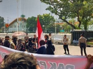 Aksi Unjuk Rasa Putra-Putri Warakauri Pejuang ’45 di Silang Selatan Monas Berjalan Damai, Polisi Hadirkan Pengamanan Humanis