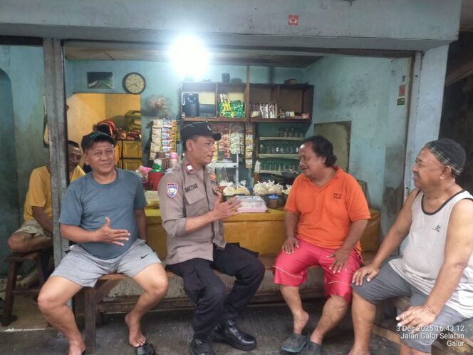 
					Bhabinkamtibmas Galur Sambangi Warga RW 01, Ajak Perkuat Keamanan Lingkungan