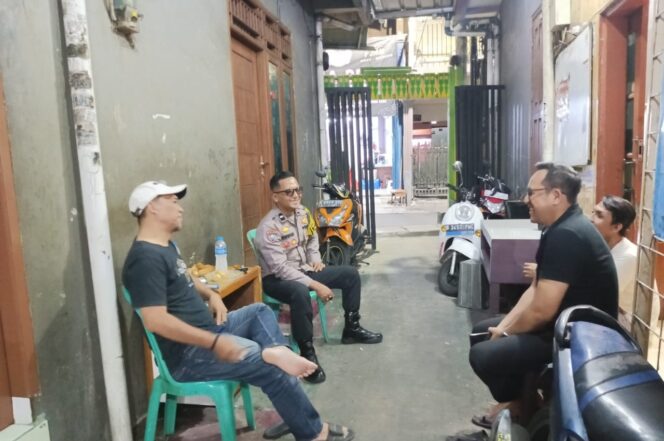 
					Deteksi Dini Gangguan Kamtibmas, Bhabinkamtibmas Kampung Rawa Intensifkan Sambang Poskamling