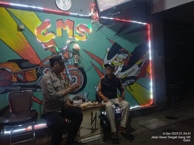 
					Jaga Wilayah Aman, Bhabinkamtibmas Galur Patroli dan Sambangi Poskamling RW 07