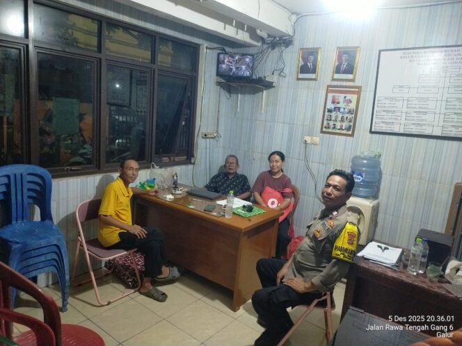 
					Cooling System dan Sambang Pos Kamling RW 06, Bhabinkamtibmas Galur Perkuat Keamanan Lingkungan