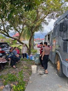 Polri dan BPBD Kota Padang Salurkan Air Bersih ke Lokasi Terdampak, Pastikan Kebutuhan Warga Terpenuhi