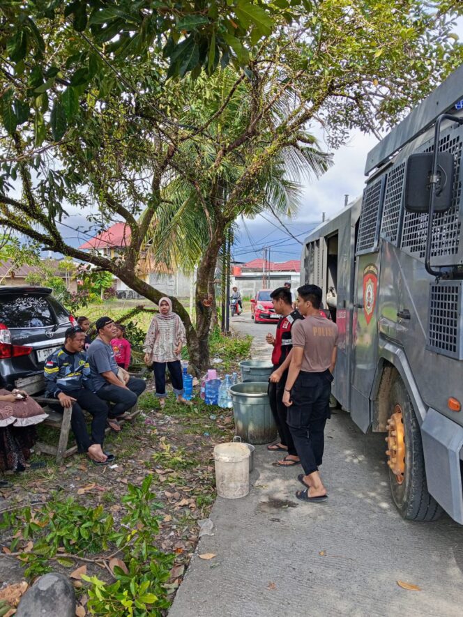 
					Polri dan BPBD Kota Padang Salurkan Air Bersih ke Lokasi Terdampak, Pastikan Kebutuhan Warga Terpenuhi