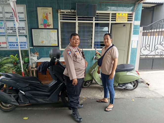 
					Sambang Ketua RW 02 Sebagai Cooling System, Bhabinkamtibmas Petamburan Sampaikan Himbauan Kamtibmas