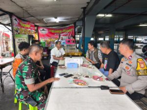 Sinergi TNI–Polri: Bhabinkamtibmas dan Babinsa Lakukan Sambang ke Pasar Metro Tanah Abang