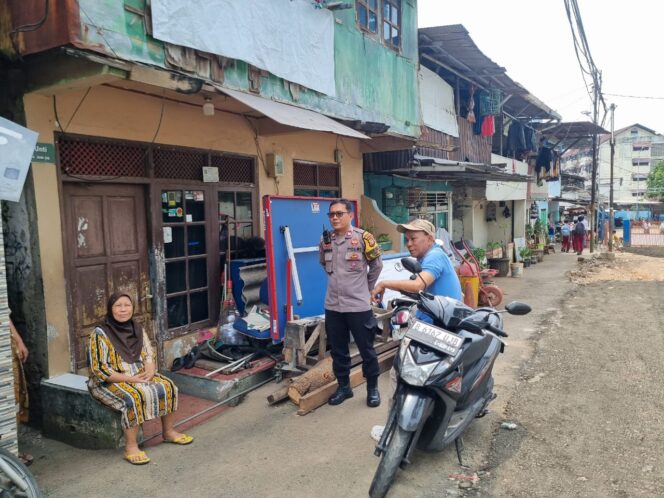 
					Bhabinkamtibmas Karet Tengsin Sambangi Warganya di Jl. KPBB I RT 04/06, Sebagai Cooling System