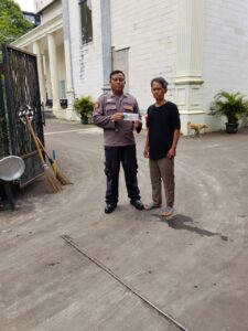 Patroli Dialogis dan Pemasangan Stiker Sahabat Polisi Warnai Kunjungan Patroli Polsek Metro Tanah Abang ke Gereja Anugerah