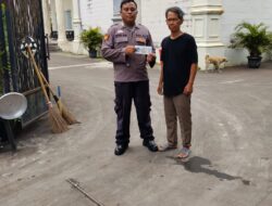 Patroli Dialogis dan Pemasangan Stiker Sahabat Polisi Warnai Kunjungan Patroli Polsek Metro Tanah Abang ke Gereja Anugerah