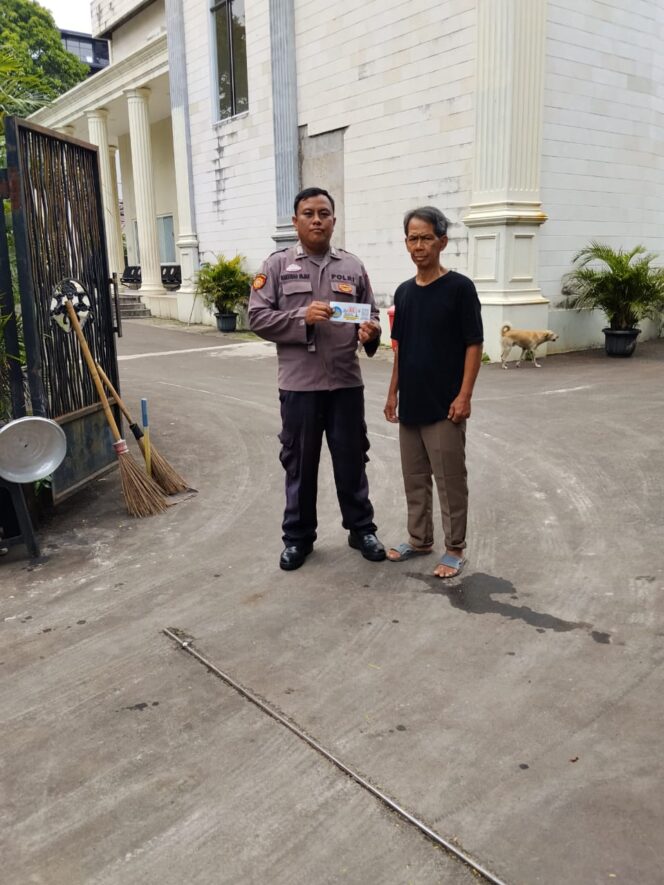 
					Patroli Dialogis dan Pemasangan Stiker Sahabat Polisi Warnai Kunjungan Patroli Polsek Metro Tanah Abang ke Gereja Anugerah