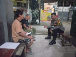 Sambangi Ketua RT 03/02 dan Warga Kebon Kacang Malam Hari, Bhabinkamtibmas Berikan Imbauan Kamtibmas
