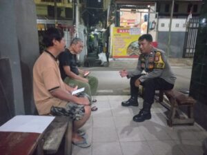 Sambangi Ketua RT 03/02 dan Warga Kebon Kacang Malam Hari, Bhabinkamtibmas Berikan Imbauan Kamtibmas