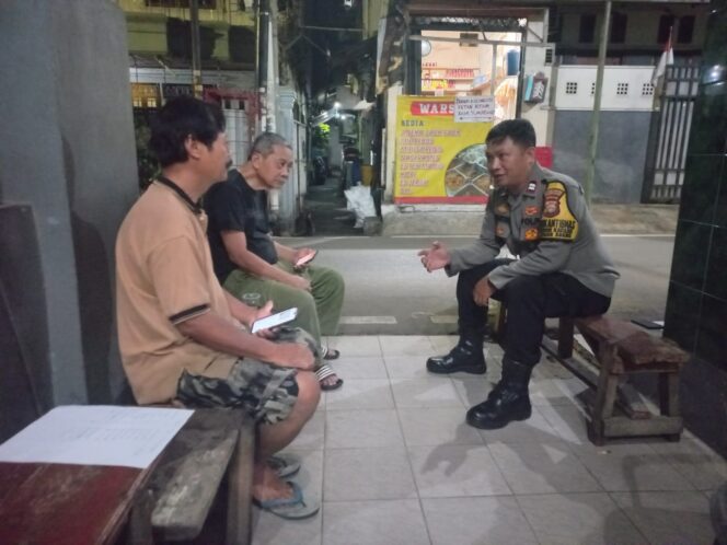 
					Sambangi Ketua RT 03/02 dan Warga Kebon Kacang Malam Hari, Bhabinkamtibmas Berikan Imbauan Kamtibmas