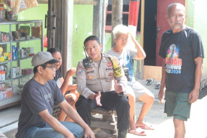 
					Sambangi Ketua RT 12, Bhabinkamtibmas Kebon Kosong Tekankan Peran Aktif Warga Jaga Lingkungan