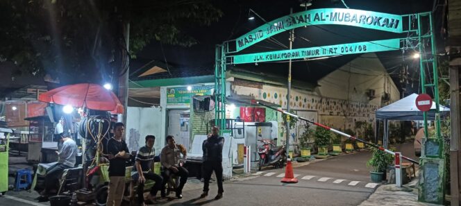 
					Patroli dan Sambang Malam, Bhabinkamtibmas Kemayoran Cek Keamanan di RW 08