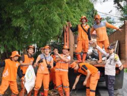 Gerebek Lumpur di Petojo Selatan: Sinergi Warga dan Aparat Wujudkan Lingkungan Bersih dan Siaga Bencana