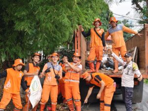 Gerebek Lumpur di Petojo Selatan: Sinergi Warga dan Aparat Wujudkan Lingkungan Bersih dan Siaga Bencana