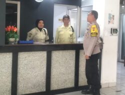Senyum Humanis Bhabinkamtibmas Johar Baru Sambang Gedung PNRI, Ajak Security Jaga Keamanan Bersama