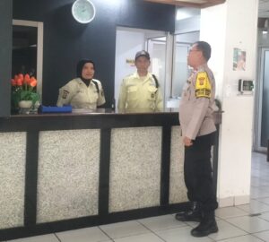 Senyum Humanis Bhabinkamtibmas Johar Baru Sambang Gedung PNRI, Ajak Security Jaga Keamanan Bersama