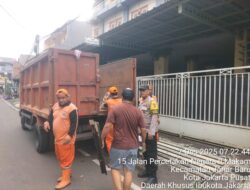 Cegah Banjir, Jaga Kebersihan Lingkungan! Bhabinkamtibmas Johar Baru Kerja Bakti Bersama Warga RW 06